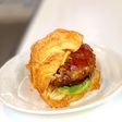 クロワッサンにハンバーグ挟んだだけサンド