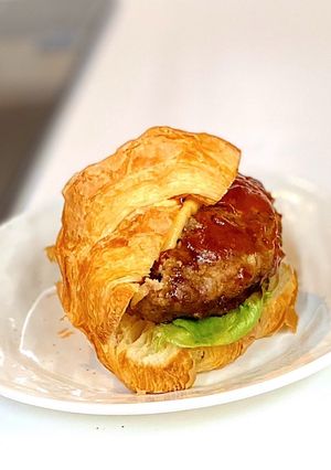 クロワッサンにハンバーグ挟んだだけサンド-レシピのメイン写真