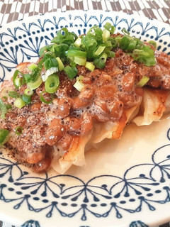 餃子に酢納豆どっさり♪更に酢と胡椒を♡-レシピのメイン写真