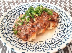 餃子に酢納豆どっさり♪更に酢と胡椒を♡-レシピのメイン写真