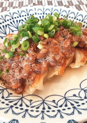 餃子に酢納豆どっさり♪更に酢と胡椒を♡-レシピのメイン写真