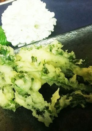山菜 ♪カラットサクサクこごみの天ぷら♪-レシピのメイン写真