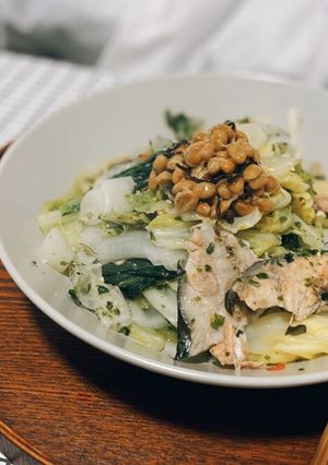 春キャベ納豆と鮭の塩昆布蒸し-レシピのメイン写真