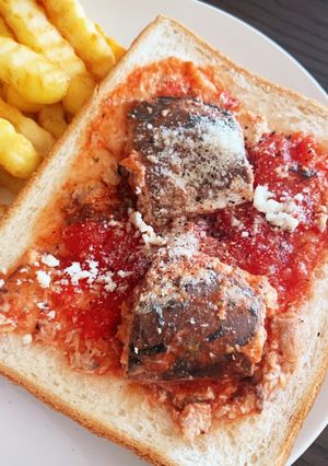 鯖とトマトの煮物のピザパン-レシピのメイン写真
