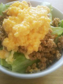 とろり卵・鶏そぼろ・レタス de 三色丼-レシピのメイン写真