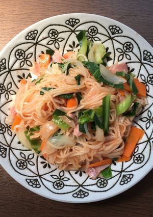 手延べ極細うどんで、簡単ナポリタン-レシピのメイン写真