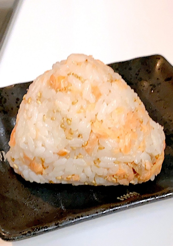 簡単！焼き鮭とごま油のおにぎり-レシピのメイン写真