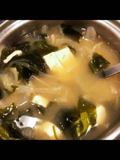 玉ねぎとわかめのお味噌汁-レシピのメイン写真