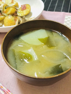 新じゃがいもと玉ねぎとワカメのお味噌汁-レシピのメイン写真