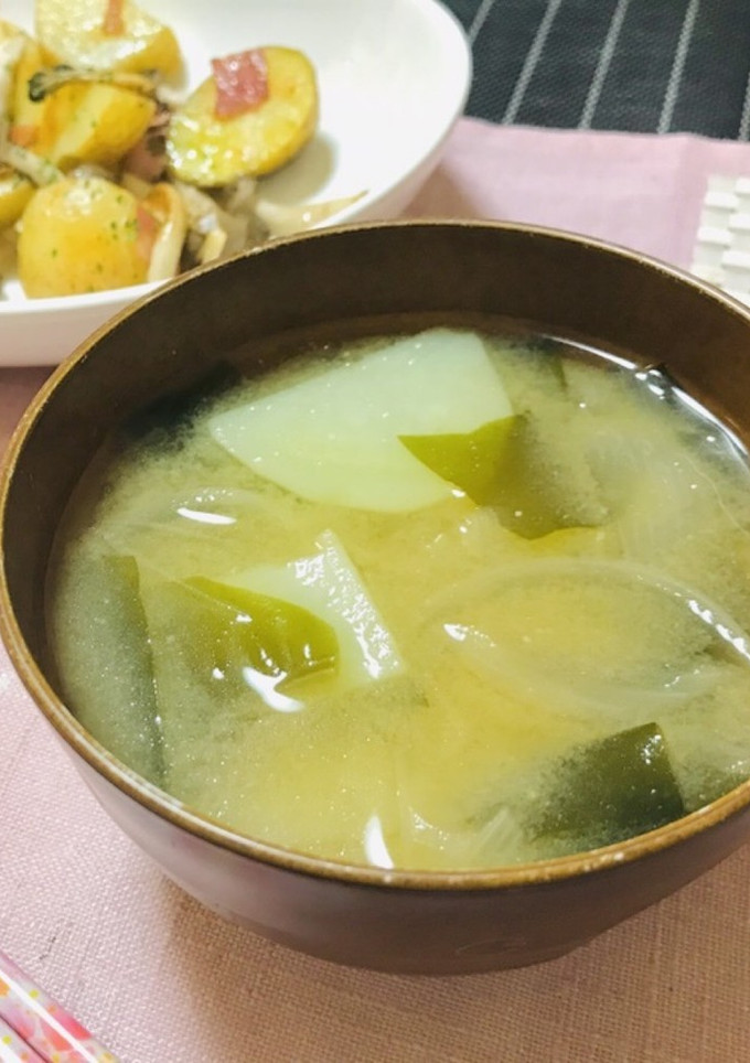新じゃがいもと玉ねぎとワカメのお味噌汁-レシピのメイン写真