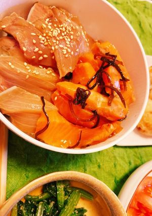 ブリのだし醤油&サーモンの塩昆布漬け丼-レシピのメイン写真