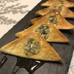 รูปของ ワンタンの皮てブルーチーズのおつまみピザ