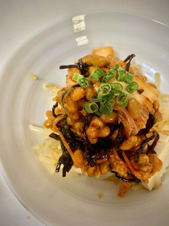 コクうま納豆キムチのせ冷奴-レシピのメイン写真