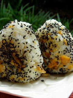 黒ごまタップリ鮭もタップリ!焼きおにぎり-レシピのメイン写真