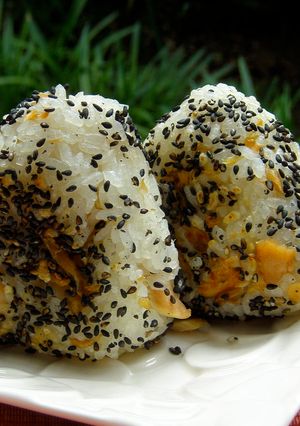 黒ごまタップリ鮭もタップリ！焼きおにぎり-レシピのメイン写真