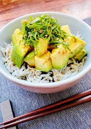 ランチにぴったり☆アボカドしらす丼-レシピのメイン写真
