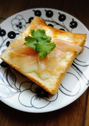 パクチー香る☆生ハムチーズトースト-レシピのメイン写真