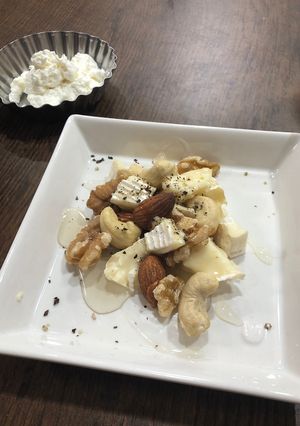 1分おつまみ:ナッツとチーズの蜂蜜がけ-レシピのメイン写真