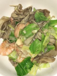 殻付海老とキャベツと舞茸のバター炒め-レシピのメイン写真
