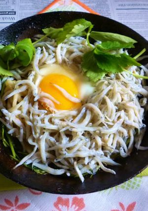 シラスたっぷり三つ葉焼きうどん目玉焼載せ-レシピのメイン写真