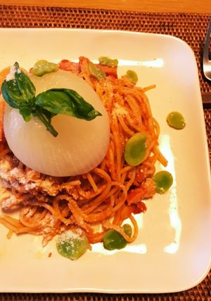 丸ごと新玉ねぎとそら豆トマトソースパスタ-レシピのメイン写真