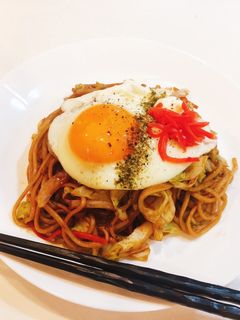 【深夜食堂】ソース焼きそば目玉焼き乗せ-レシピのメイン写真