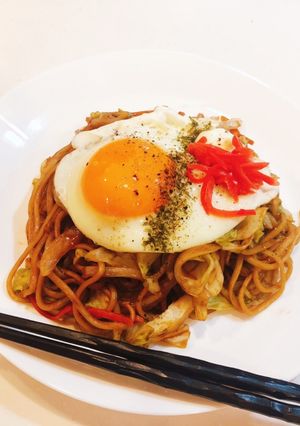 【深夜食堂】ソース焼きそば目玉焼き乗せ-レシピのメイン写真
