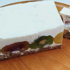 รูปของ カラフル★3種キウイとヨーグルトのケーキ