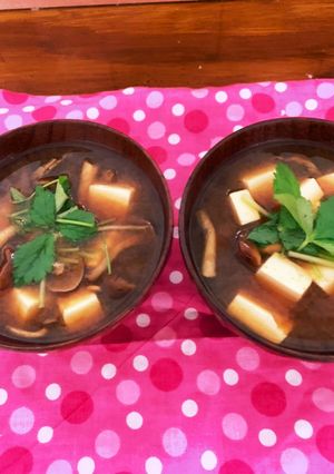 我が家の赤出汁♪豆腐と株付きなめこ-レシピのメイン写真