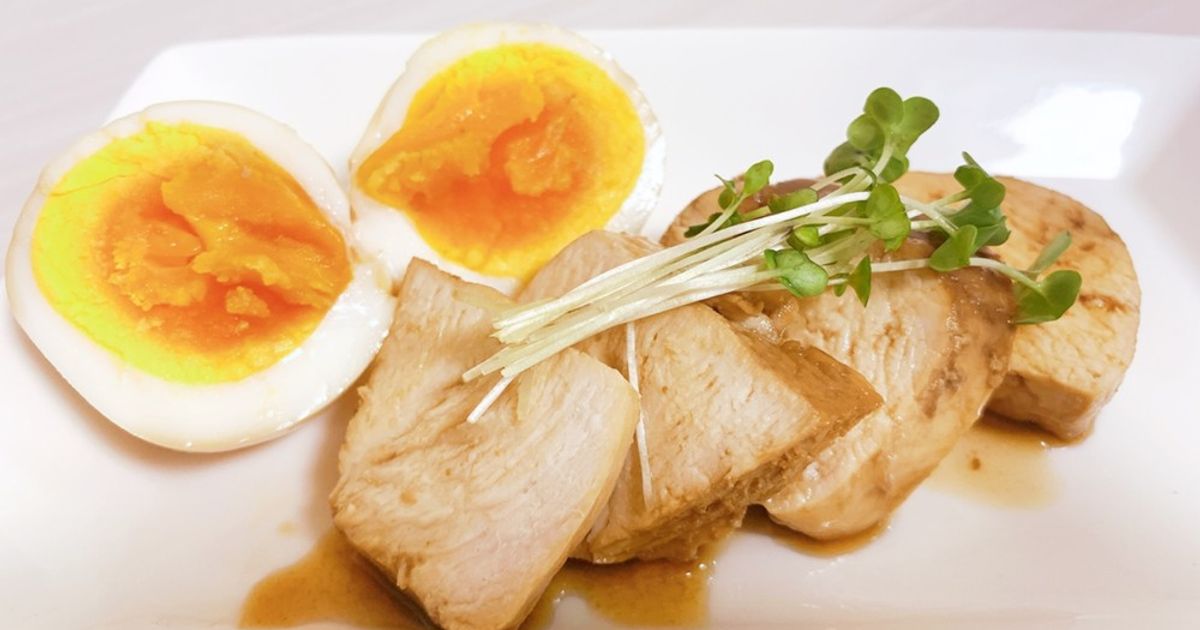 ラーメン（チャーシュー、煮卵入り）写真 タレは継ぎ足し継ぎ足し…専門店がつくる焼豚7枚に煮卵入りで