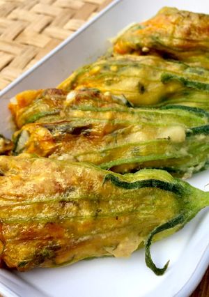 かぼちゃの花のテンペ入り野菜餃子-レシピのメイン写真