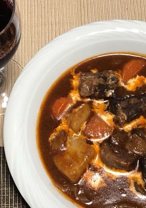 暑い日に冷やした赤ワインとビーフシチュー-レシピのメイン写真