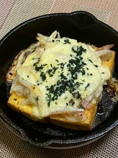 スキレットで厚揚の新玉ねぎ乗せチーズ焼き-レシピのメイン写真