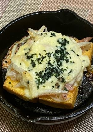 スキレットで厚揚の新玉ねぎ乗せチーズ焼き-レシピのメイン写真