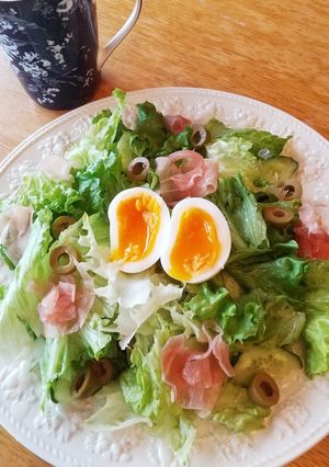 生ハム 半熟卵 レタス オリーブ サラダ-レシピのメイン写真