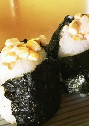 お寿司屋さんにあるコーンをおにぎりに！-レシピのメイン写真