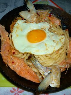 銀鮭のアラの焼き鮭焼きうどん目玉焼き載せ-レシピのメイン写真