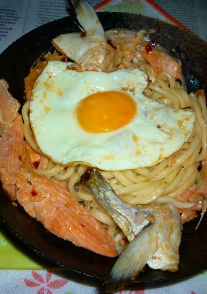 銀鮭のアラの焼き鮭焼きうどん目玉焼き載せ-レシピのメイン写真