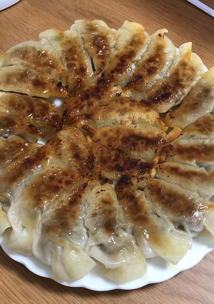 フライパン丸まま、餃子(*˘︶˘*)-レシピのメイン写真