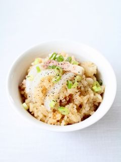 新玉丸ごとで甘い【新玉ねぎの炊き込みご飯-レシピのメイン写真