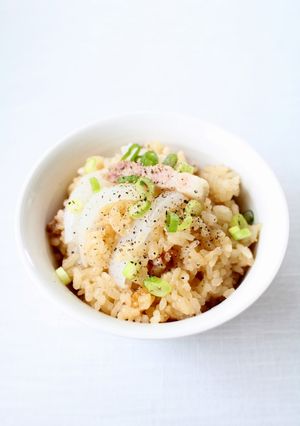 新玉丸ごとで甘い【新玉ねぎの炊き込みご飯-レシピのメイン写真