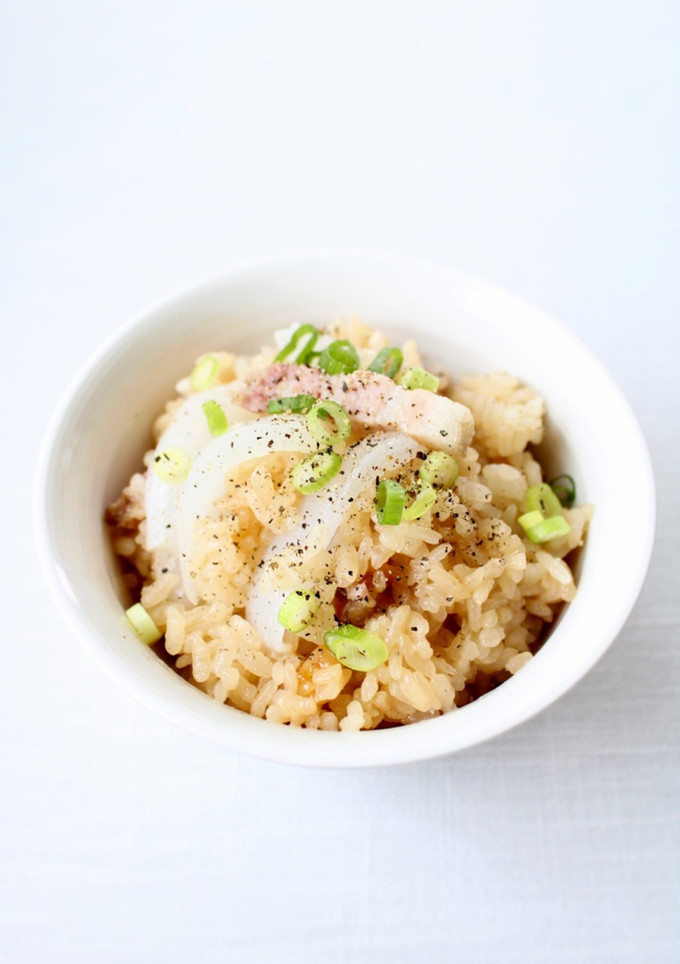 新玉丸ごとで甘い【新玉ねぎの炊き込みご飯-レシピのメイン写真