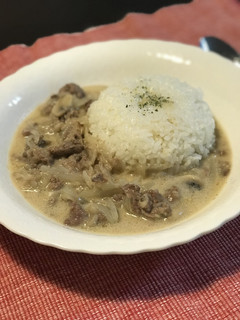 材料これだけ!絶品白いビーフストロガノフ-レシピのメイン写真