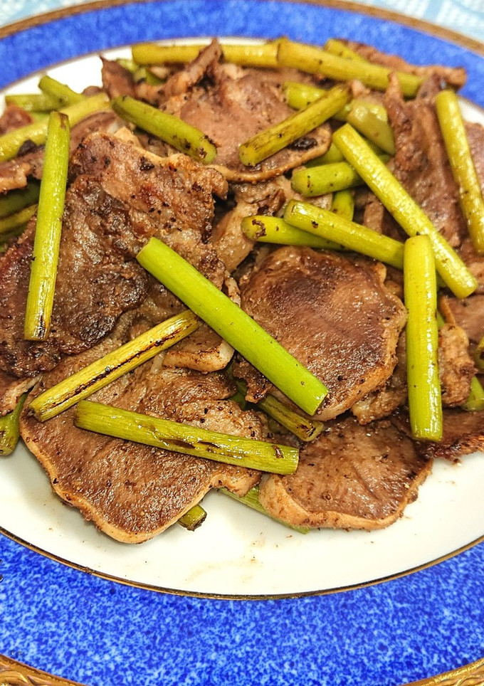 豚タンとニンニクの芽の塩こしょう焼き-レシピのメイン写真