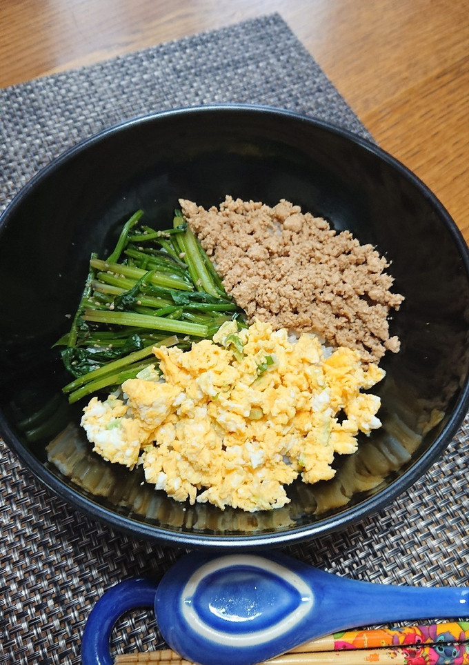 ふわふわ豆腐鶏そぼろで☆我が家の三色丼☆-レシピのメイン写真