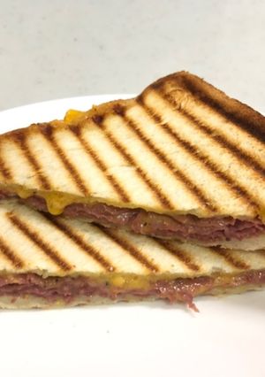 パストラミビーフとチェダーのホットサンド-レシピのメイン写真