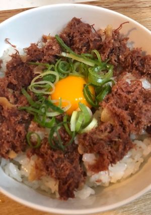 コンビーフとガーリックスライスの焼肉丼-レシピのメイン写真