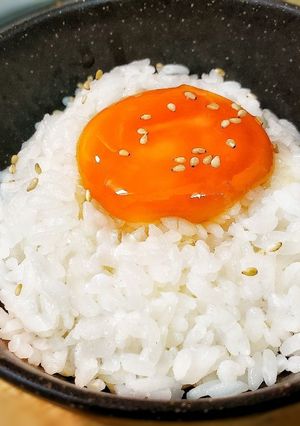朝食に!漬卵黄のTKG(たまごかけご飯)-レシピのメイン写真