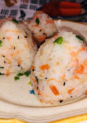 美味しい鮭おにぎり♡ 炊飯器調理で楽ちん-レシピのメイン写真