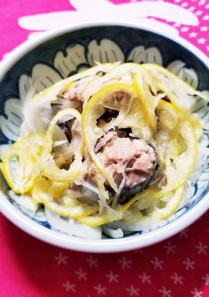 鯖缶の水煮レモンと新玉ねぎのせ-レシピのメイン写真